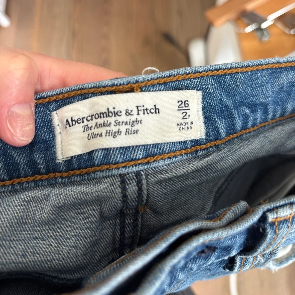 Abercrombie & Fitch The Ankle Straight Ultra High Rise Distressed Jeans Sz 26/2R